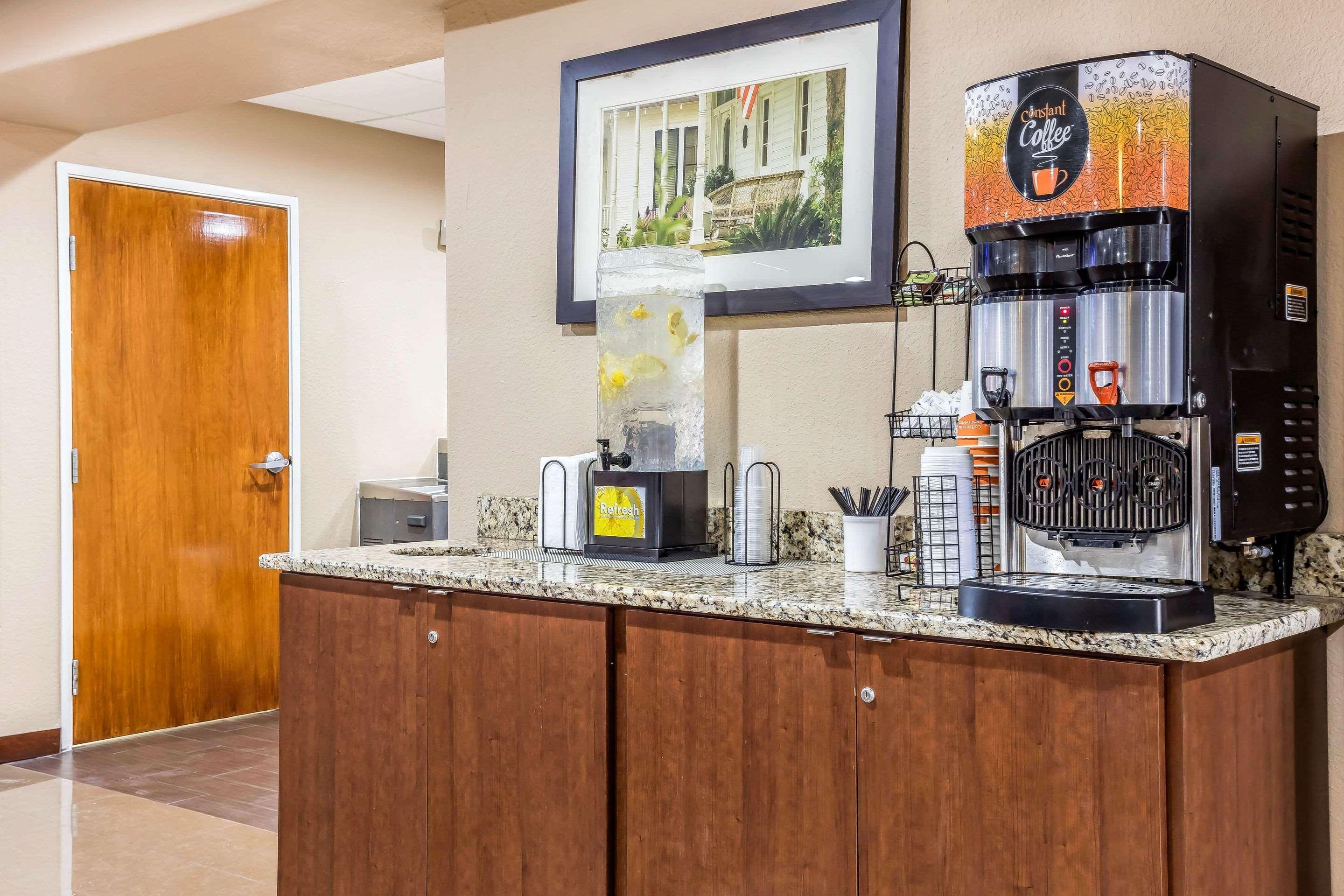 Hotel Comfort & Airport-american Way 2*