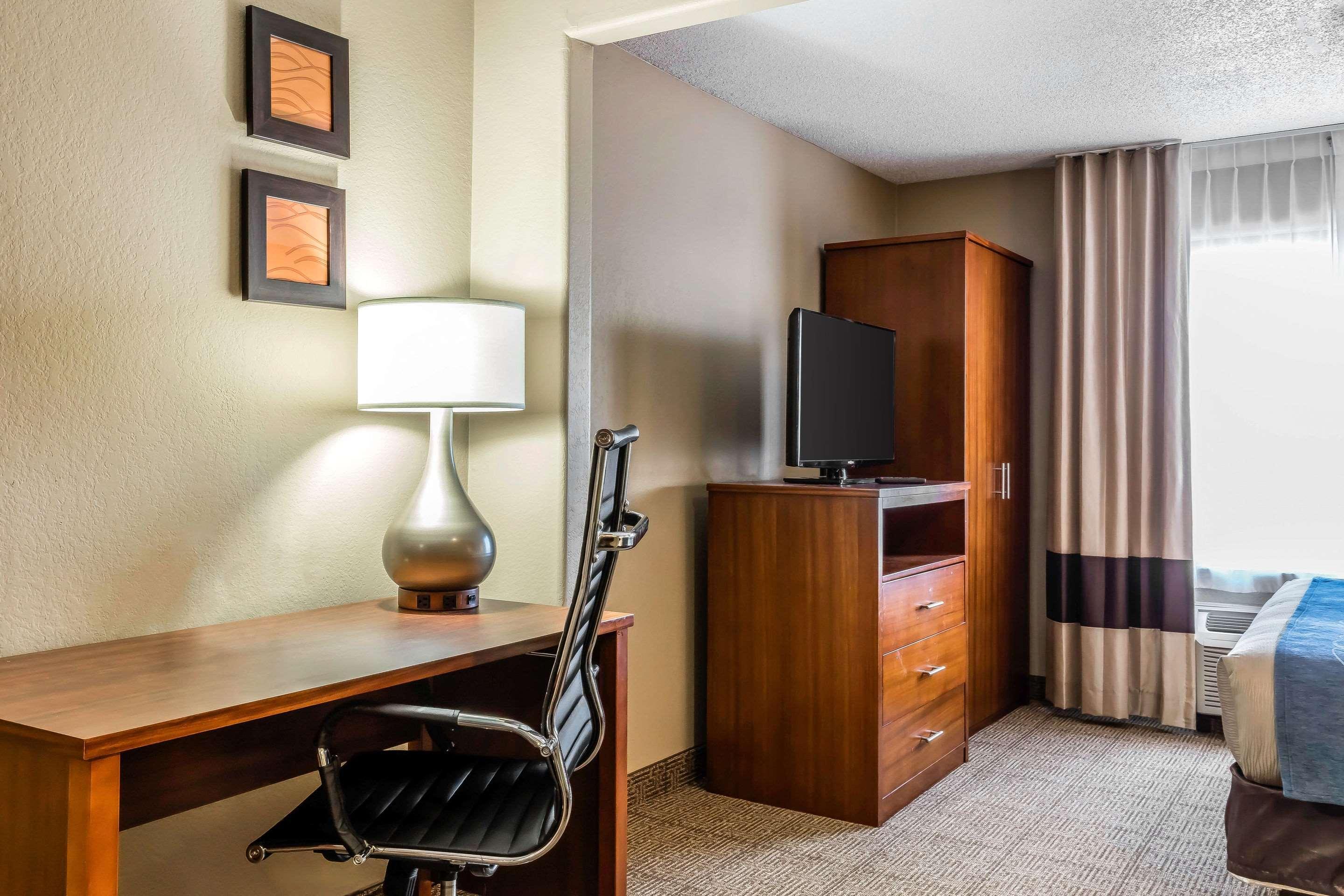 Comfort & Airport-american Way Hotel 2*