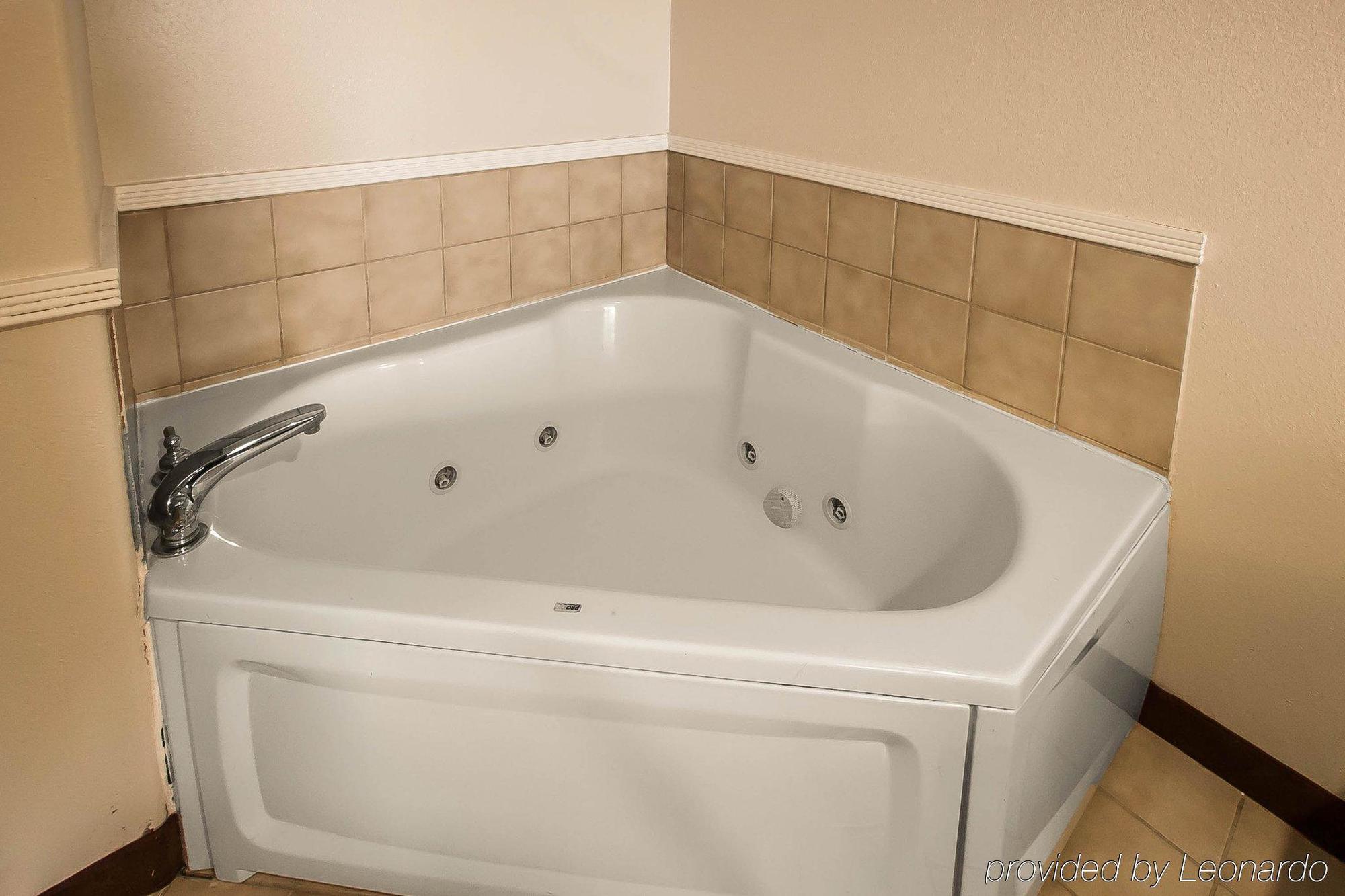 Hotel Comfort & Airport-american Way 2*