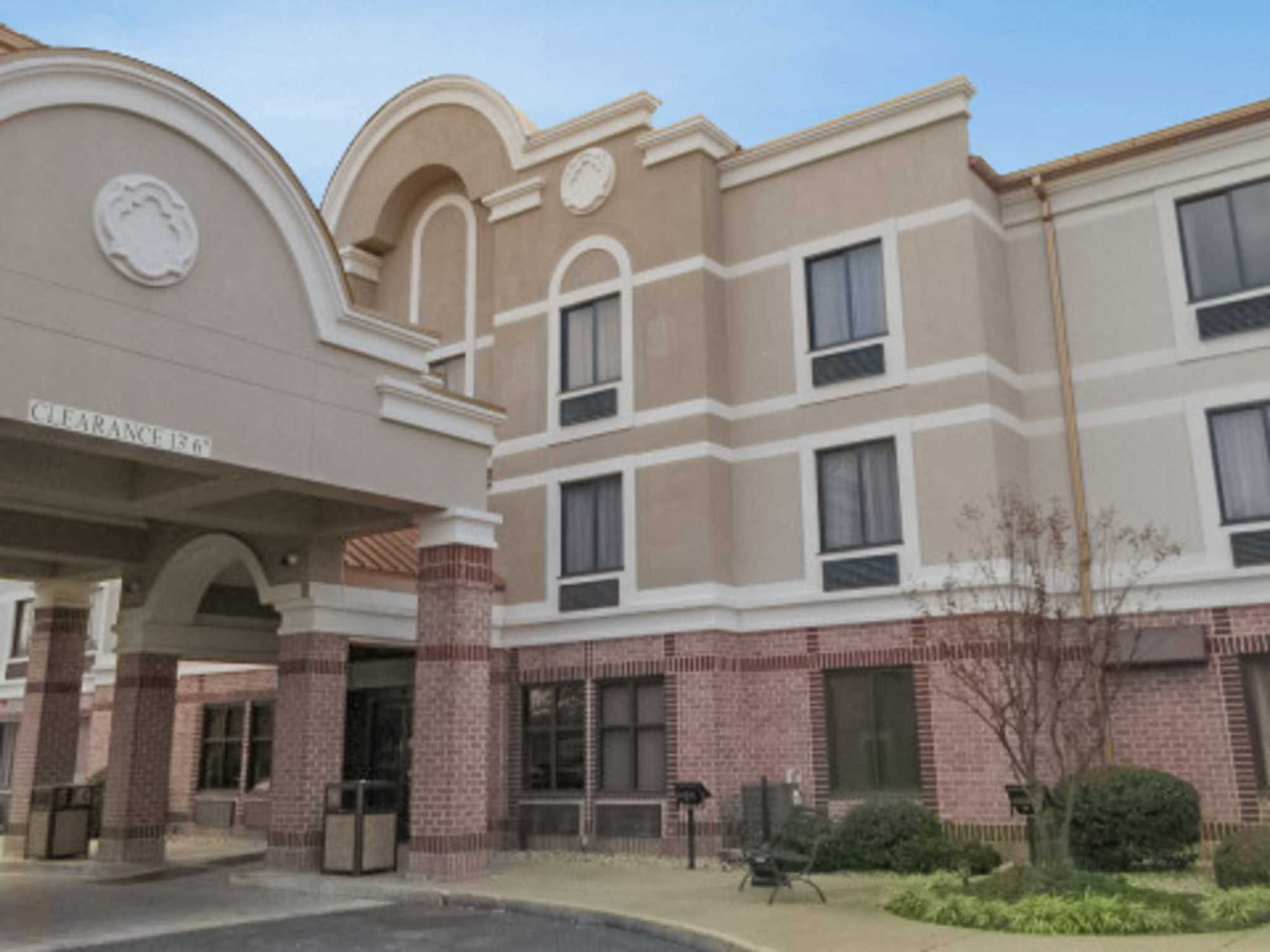 Comfort & Airport-american Way Hotel 2*